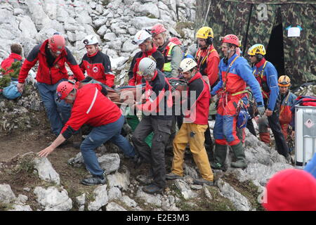 Berchtesgaden, Deutschland. 19. Juni 2014. Ein Handout Bild vom BRK/Bergwacht Bayern zur Verfügung gestellt/Dpa zeigt, dass Mitglieder des Rettungsteams transportieren Höhlenforscher Johann Westhauser auf einer Bahre an einem Hubschrauber nahe dem Eingang des Riesending mit einem Pull-Draht in der Nähe von Medienstationen, Deutschland, 19. Juni 2014 Höhle. Die Schwerverletzten Spelunker wurde aus Deutschlands tiefste Höhle am 19. Juni geschleppt erfolgreich beenden einer multinationalen Rettungsaktion dauert eine Woche und eine Hälfte. Johann Westhauser, 52, entstanden aus der Höhle um 11 Uhr. Bildnachweis: Dpa picture Alliance/Alamy Live News Stockfoto