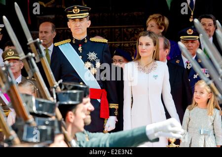 Madrid, Spanien. 19. Juni 2014. König Felipe VI, Königin Letizia und Prinzessin Sofia besucht die Militärparade nach Felipes Proklamation Zeremonie im Unterhaus des Parlaments in Madrid, Spanien, 19. Juni 2014. Spanische König Felipe VI wurde offiziell König ausgerufen. Foto: Patrick van Katwijk Niederlande und Frankreich aus - NO-Draht-SERVICE-/ Dpa/Alamy Live News Stockfoto