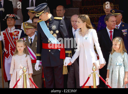 Madrid, Spanien. 19. Juni 2014. Krone Prinzessin Leonor (L-R), König Felipe VI, Königin Letizia und Prinzessin Sofia besuchen die Militärparade nach Felipes Proklamation Zeremonie im Unterhaus des Parlaments, in Madrid, Spanien, 19. Juni 2014. Spanische König Felipe VI wurde offiziell König ausgerufen. Foto: Albert Nieboer/RPE / / NO WIRE SERVICE-/ Dpa/Alamy Live News Stockfoto