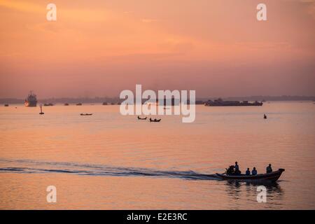 Myanmar (Burma) Yangon Division Yangon Botataung Steg Fischerboot Überquerung des Flusses Irrawady (Ayeyarwady) Stockfoto