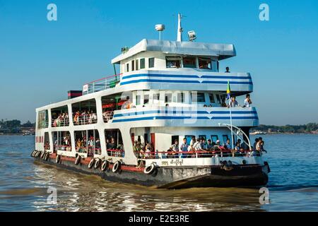 Myanmar (Burma) Yangon Division Yangon Pansodan Steg Irrawady Fluss (Ayeyarwady) Fähre über den Yangon Fluss Dala beizutreten Stockfoto