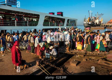 Myanmar (Burma) Yangon Division Yangon Irrawady Fluss (Ayeyarwady) Pansodan Steg Passagiere aussteigen auf der Fähre zu überqueren Stockfoto