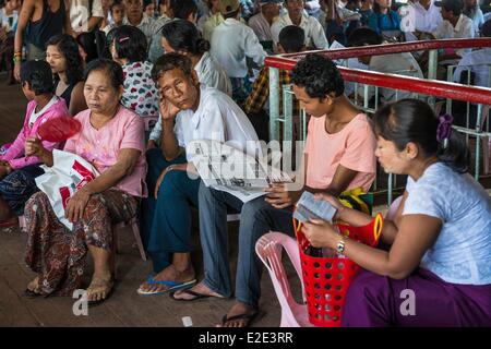 Myanmar (Burma) Yangon Division Yangon Yangon Fluss Passagiere auf der Fähre von Dala Township, Yangon Stadt Stockfoto