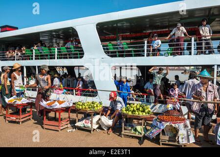 Myanmar (Burma) Yangon Division Yangon Irrawady Fluss (Ayeyarwady) Pansodan Steg Passagiere aussteigen auf der Fähre zu überqueren Stockfoto