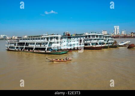Myanmar (Burma) Yangon Division Yangon Pansodan Steg Irrawady Fluss (Ayeyarwady) Fähre über den Yangon Fluss Dala beizutreten Stockfoto