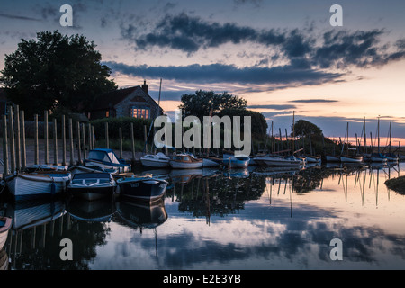 Das schöne Dorf Blakeney in Norfolk in der Abenddämmerung Stockfoto