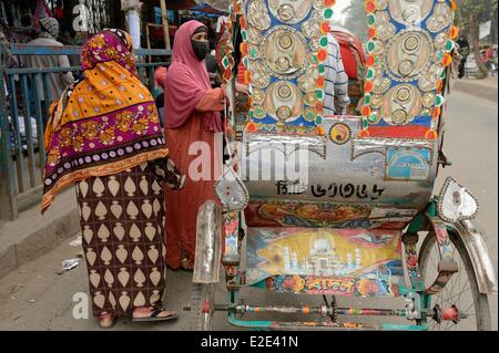 Bangladesch Dhaka (Dacca) Frauen bekommen in einer Rikscha in alten Dhaka Stockfoto