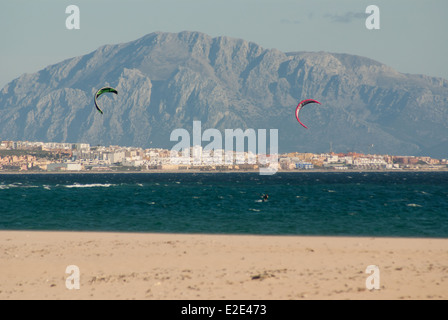 Kitesurfen in Tarifa, Spanien Stockfoto
