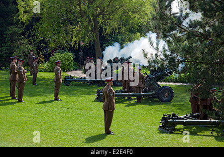 Gun Salute in Museum Gardens 4th Regiment Royal Artillery British Army zum 88. Geburtstag von Queen Elizabeth II York Yorkshire England UK Stockfoto