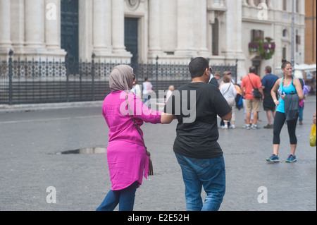 Rom Italien 2014 - junges arabisches paar Frau tragen hijab Stockfoto