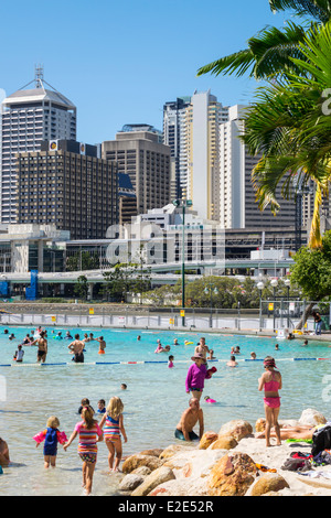 Brisbane Australien, Southbank Parklands, Streets Beach, Sonnenanbeter, Sand, Wasser CBD, Skyline der Stadt, Wolkenkratzer, Gebäude, AU140315053 Stockfoto