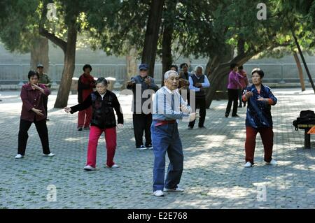 China, Beijing, Chongwen District, Tiantan Park als Weltkulturerbe von der UNESCO gelistet Morgen Tai Chi Stockfoto