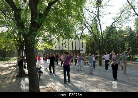 China, Beijing, Chongwen District, Tiantan Park Weltkulturerbe der UNESCO, Gruppentanz Stockfoto