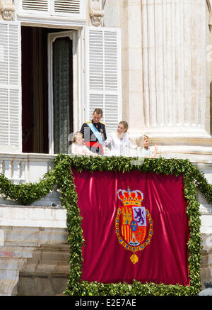 Madrid, Spanien. 19. Juni 2014. Neuer König Felipe VI und Königin Letizia von Spanien und ihre Töchter Leonor Kronprinzessin (L) und Prinzessin Sofia erscheinen auf dem Balkon des königlichen Palastes in Madrid, Spanien, 19. Juni 2014. Foto: Albert Nieboer/RPE / / Live News WIRE SERVICE/Dpa/Alamy Stockfoto