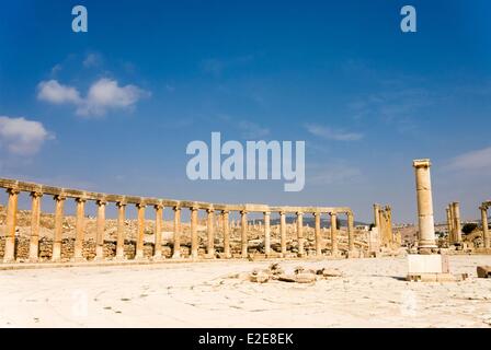 Jordan, Jerash, römische Decapolis Stadt Gerasa, Oval Plaza mit Kolonnade und ionischen Säulen Stockfoto