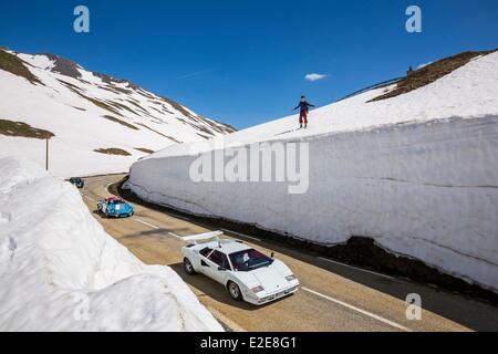 Frankreich, Savoyen, Seez, die Straße des Passes des Petit Saint Bernard Passes (7178 ft) und einem Lamborghini Gallardo Stockfoto