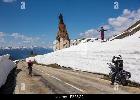 Frankreich, Savoyen, Seez, Statue von Saint Bernard de Menthon (923 1008) am Petit Saint Bernard Pass (7178 ft) Stockfoto