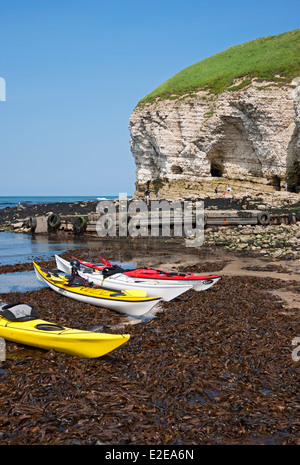 Kajaks Kajak Kanu Kanus Boote Boote am Strand im Sommer North Landing Flamborough Head East Yorkshire England Großbritannien GB Großbritannien Stockfoto