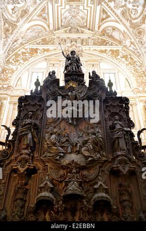 Spanien, Andalusien, Cordoba, Altstadt Weltkulturerbe der UNESCO, Mezquita, der Kathedrale Teil erscheint in der Mitte der ehemaligen Moschee, des Stalles im Chor eingebettet werden Stockfoto