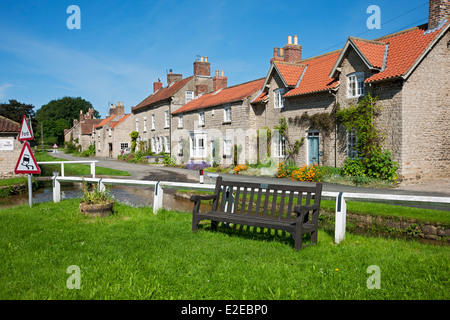 Cottages beherbergt Häuser in Hovingham Village im Frühling North Yorkshire England Großbritannien Großbritannien Großbritannien Großbritannien Großbritannien Großbritannien Großbritannien Großbritannien Großbritannien Großbritannien Großbritannien Stockfoto