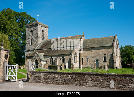 Außenansicht der All Saints Church im Sommer Hovingham Village North Yorkshire England Großbritannien Großbritannien Großbritannien Großbritannien Großbritannien Großbritannien Großbritannien Großbritannien Großbritannien Stockfoto