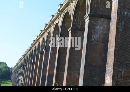 Britische viktorianische gemauerte Eisenbahnviadukt in Sussex. Stockfoto