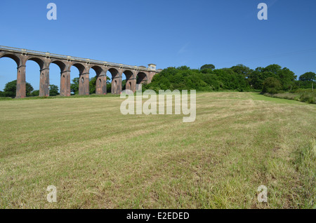 Viktorianische gemauerte Eisenbahnviadukt in Sussex, England. Stockfoto