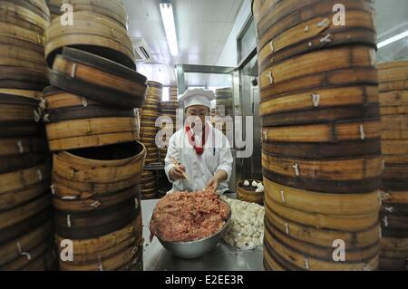 China Shanghai Nanshi Bezirk Yu Yuan Basar Köche bereiten Dim Sonne und Xiao long Bao (gedämpfte Teigtaschen) für das restaurant Stockfoto