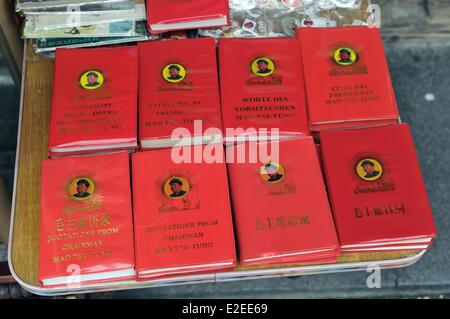 China, Shanghai, rue Dongtai, Flohmarkt, Propaganda maoistischen-Zusatz mit Mao Zedong Little Red Book Stockfoto