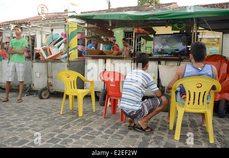 Porto Seguro, Brasilien. 18. Juni 2014. Brasilianer sehen das Spiel Spanien gegen Chile auf einem Straßenmarkt in Porto Seguro, Brasilien, 18. Juni 2014. FIFA World Cup wird vom 12 Juni bis 13. Juli 2014 in Brasilien stattfinden. Foto: Marcus Brandt/Dpa/Alamy Live News Stockfoto