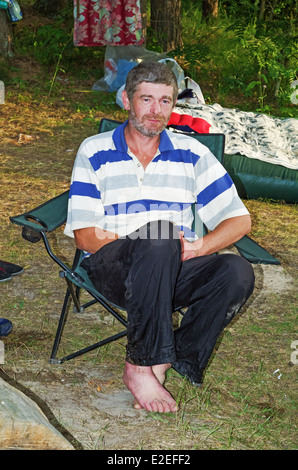 Lebensstil der ländlichen Sommer 2013. Porträt der Bewohner des Dorfes auf Stuhl. Stockfoto