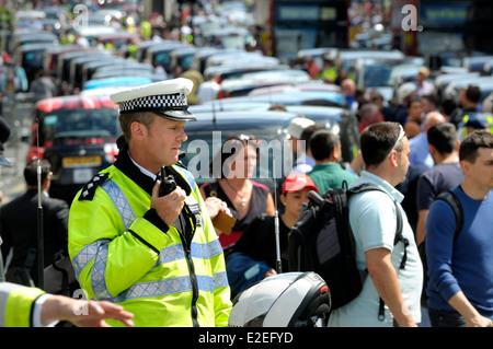 London, England, Vereinigtes Königreich. Metropolitan Polizisten im Dienst bei einem Taxifahrer Protest im Zentrum von London, 11. Juni 2014 Stockfoto