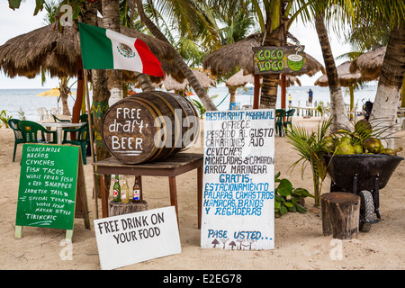 Strand Pub, Bar im Dorf Mahahual, Mexiko, Karibik. Stockfoto