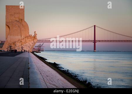 Portugal, Lissabon, Padrão Dos Descobrimentos über den Tejo, 25 Avril Brücke Stockfoto