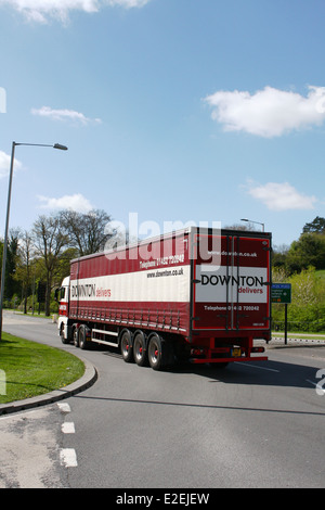 Rückansicht des ein Sattelschlepper verlassen eines Kreisverkehrs in Coulsdon, Surrey, England Stockfoto