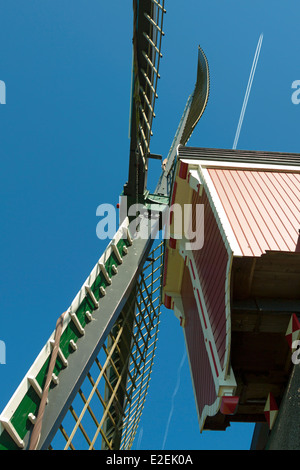 Segel von Grosmolen, einem hohlen Bockwindmühle oder in niederländischer Sprache namens '' Wipmolen'', befindet sich in Altstrecke, Südholland, Niederlande. Stockfoto