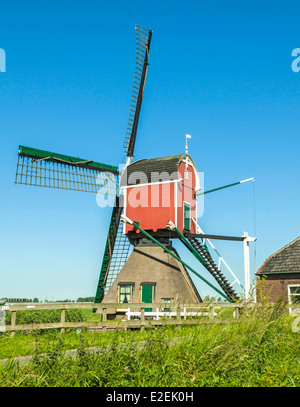 Hoogmadesche Molen oder De Heerlijkheid ist eine hohle Bockwindmühle ", befindet sich in Altstrecke, Südholland, Niederlande. Stockfoto