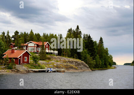 Schweden, Grafschaft Vasterbotten, Umea, Europäische Kulturhauptstadt 2014 Holzhaus entlang des Flusses Ume (UmeΣlven) Stockfoto