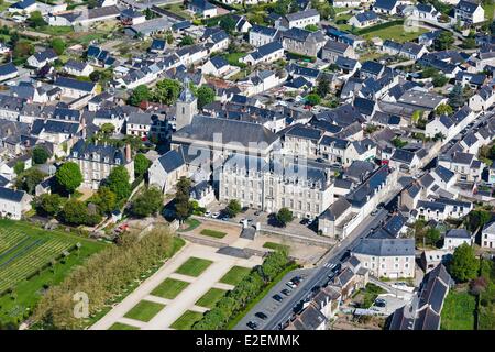 Frankreich, Maine et Loire, Saint Georges Sur Loire, die alte Abtei und das Dorf (Luftbild) Stockfoto