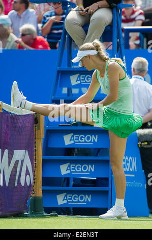 Eastbourne, Großbritannien, 19. Juni 2014. Caroline Wozniacki Dänemark Festungsbesatzungen oben am Netz während einer Pause in ihrem Match gegen Camila Giorgi Italien für einen medizinischen Notfall auf der Tribüne während des Spielens ihre Viertelfinal-Singles match am Tag vier der Aegon International in Devonshire Park, Eastbourne. Bildnachweis: MeonStock/Alamy Live-Nachrichten Stockfoto