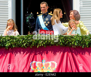 Madrid, Spanien. 19. Juni 2014. Krone Prinzessin Leonor (L-R), neue König Felipe VI, Königin Letizia und Königin Sofia stehen auf dem Balkon des königlichen Palastes in Madrid, Spanien, 19. Juni 2014. Foto: Patrick van Katwijk Niederlande und Frankreich aus - NO-Draht-SERVICE-/ Dpa/Alamy Live News Stockfoto