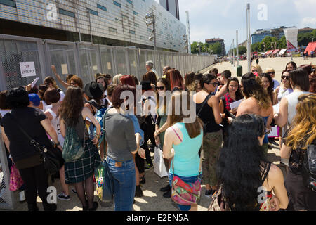 Turin, Italien. 19. Juni 2014. Fans in der Warteschlange für 30 Sekunden zu Mars VIP-Bereich. 30 Seconds to Mars (häufig stilisiert als 30 Seconds to Mars) ist eine US-amerikanische Rock-Band aus Los Angeles, Kalifornien, 1998 gegründet. Bildnachweis: Elena Aquila/Pacific Press/Alamy Live-Nachrichten Stockfoto