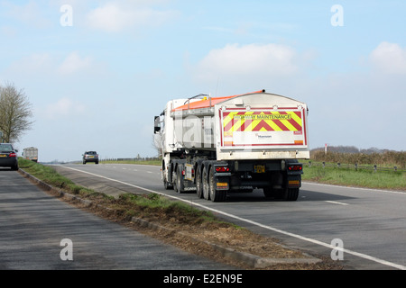 Eine Wartung der Autobahnen artikuliert LKW Reisen entlang der Schnellstraße A417 in Cotswolds, England Stockfoto