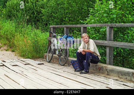 Lebensstil der ländlichen Sommer 2013. Die Einwohner des Dorfes hat einen Rest - sitzt auf dem Bürgersteig der Holzbrücke. Stockfoto