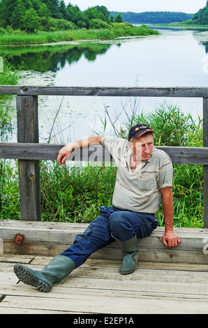 Lebensstil der ländlichen Sommer 2013. Die Einwohner des Dorfes hat einen Rest - sitzt auf dem Bürgersteig der Holzbrücke. Stockfoto