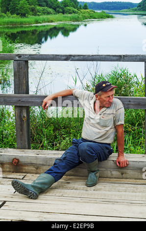 Lebensstil der ländlichen Sommer 2013. Die Einwohner des Dorfes hat einen Rest - sitzt auf dem Bürgersteig der Holzbrücke. Stockfoto