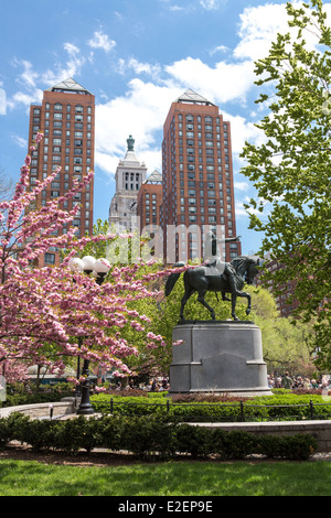 Statue von George Washington, Con Edison Gebäude und Türme Zeckendorf, NYC Stockfoto