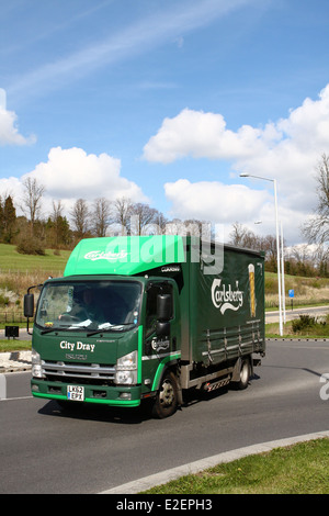 Ein Carlsberg Curtainsided LKW Reisen rund um einen Kreisverkehr in Coulsdon, Surrey, England Stockfoto
