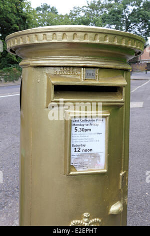 Wimbledon, SW19, London, England UK. 19. Juni 2014. Das Turnier beginnt am Montag, 23. Juni mit Andy Murray erstmals auf dem Centre Court versuchen, seinen Titel zu verteidigen. Dies ist der Briefkasten mit Blick auf die All England Club Gold lackiert um Murray gewann die Herren-Einzel-gold-Medaille für Tennis bei den Olympischen Spielen London 2012 zu feiern. Bildnachweis: Julia Gavin/Alamy Live-Nachrichten Stockfoto