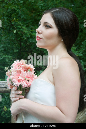 Eine Braut hält einen Blumenstrauß Stockfoto